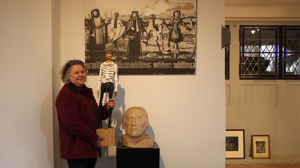 Ulrike Seidenschnurr in der Kirche von Lassan mit einer Skulptur von Edvardas Racevicius. Thema der Ausstellung in Lassan ist die Vergänglichkeit des Lebens