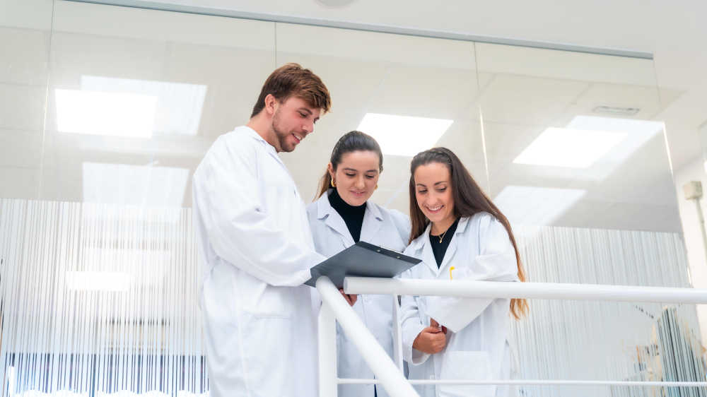 Modernes Onboarding für angehende Ärzte in Kliniken (Symbolbild)