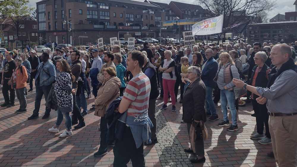 Gegen Hass und Hetze: Neu-Wulmstorfer demonstrieren auf dem Rathausmarkt für Demokratie und Menschenrechte.