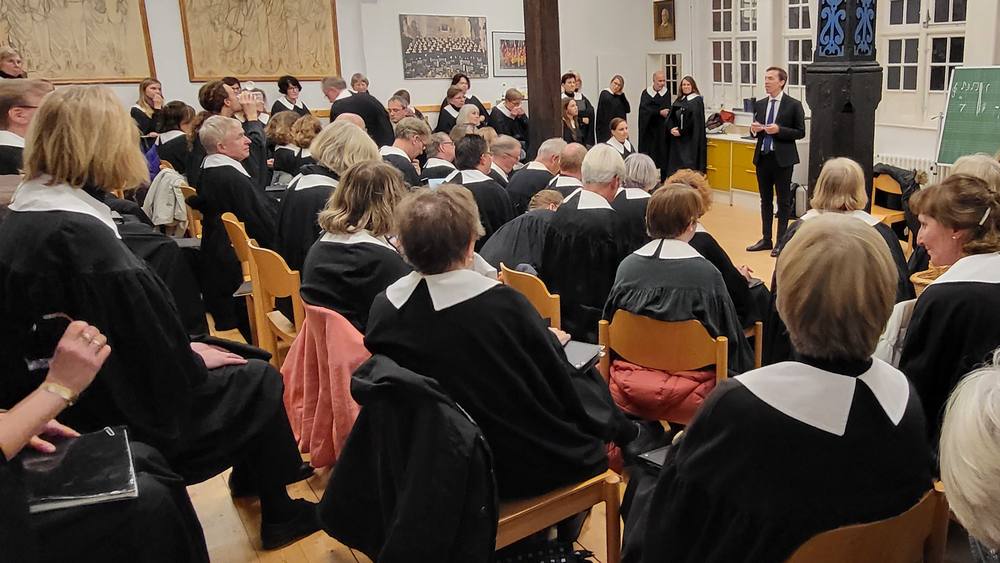 Schwarze Talare und weiße Kragen sind das Erkennungszeichen der Celler Stadtkantorei, die hier unter Leitung von Stephan Doormann probt.