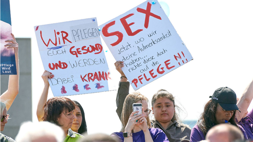 Wer sich um andere kümmert, braucht selbst Aufmerksamkeit: Pflegerinnen und Pfleger bei einer Demonstration für bessere Arbeitsbedingungen.