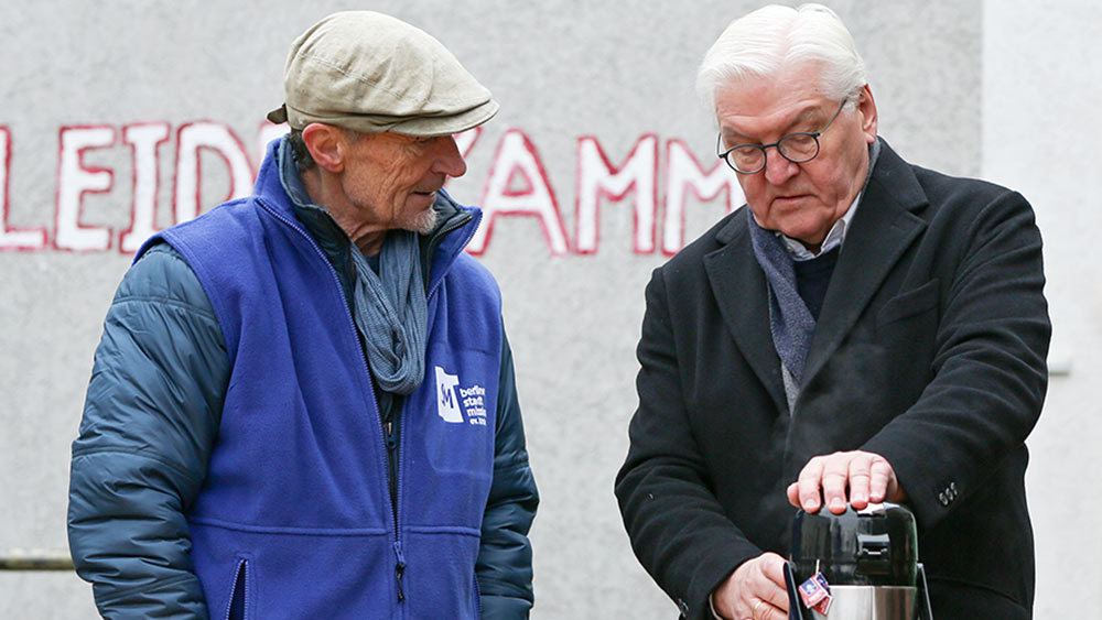 Dieter Puhl (links) mit Bundespräsident Frank-Walter Steinmeier während einer Aktion der Berliner Stadtmission. Puhl prägte deren Wirken lange Jahre mit und ist nun im Ruhestand.