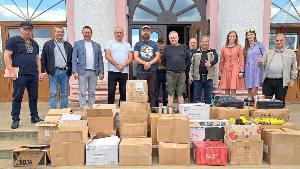 Der Potsdamer ehrenamtliche Helfer Wolfgang Rackebrandt (6.v.l.) transportiert seit zwei Jahren Medikamente, medizinische Apparate und andere Hilfsgüter in das osteuropäische Land