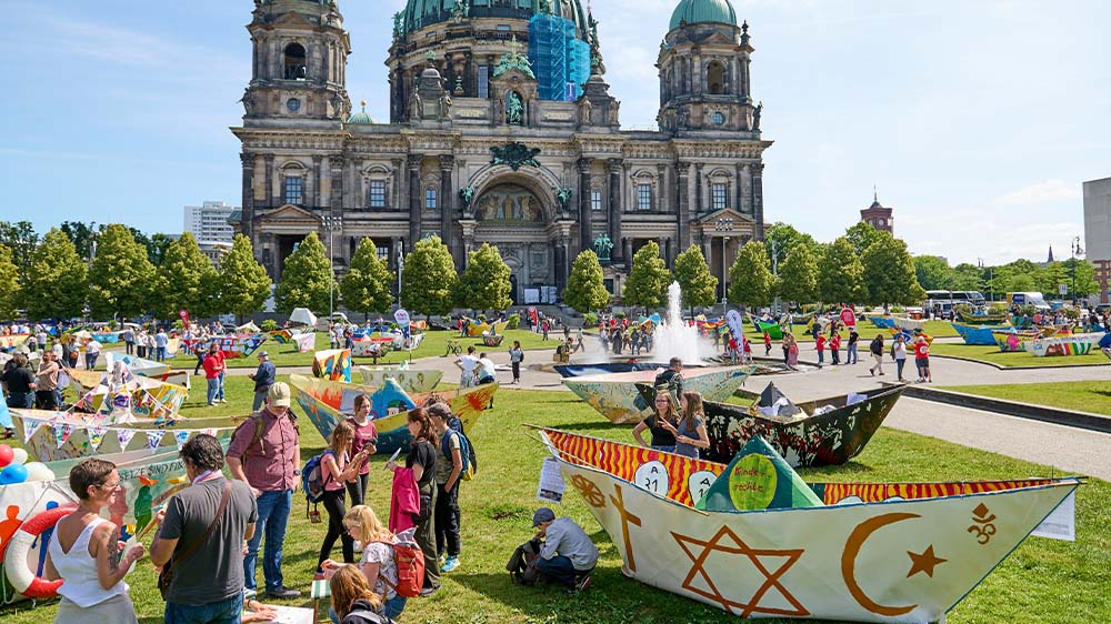 Mit einer Kunstaktion ist vor dem Berliner Dom an die mehr als 100 Millionen Menschen auf der Flucht erinnert worden