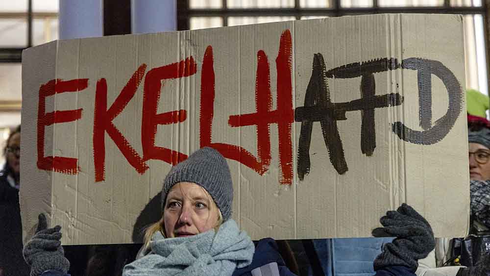 Auf zahlreichen Demonstrationen – wie hier in Bochum – zeigen Protestierende immer wieder, was sie von der AfD halten