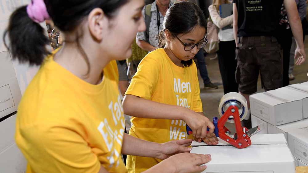 Bei der "Aktion Tagwerk" arbeiten Schülerinnen und Schüler in Unternehmen mit