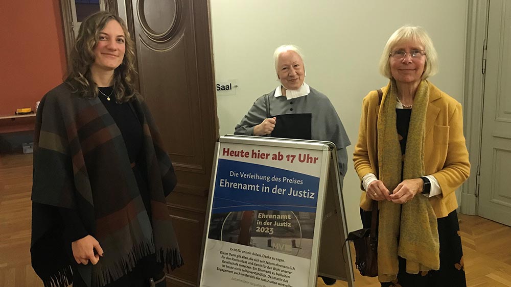 Wurden für ihr ehrenamtliches Engagement in den Gefängnissen Rostock-Waldeck und Bützow ausgezeichnet: Caroline Weinstock (v.l.), Diakonisse Ursel Neuhaus und Gisela Oehlke