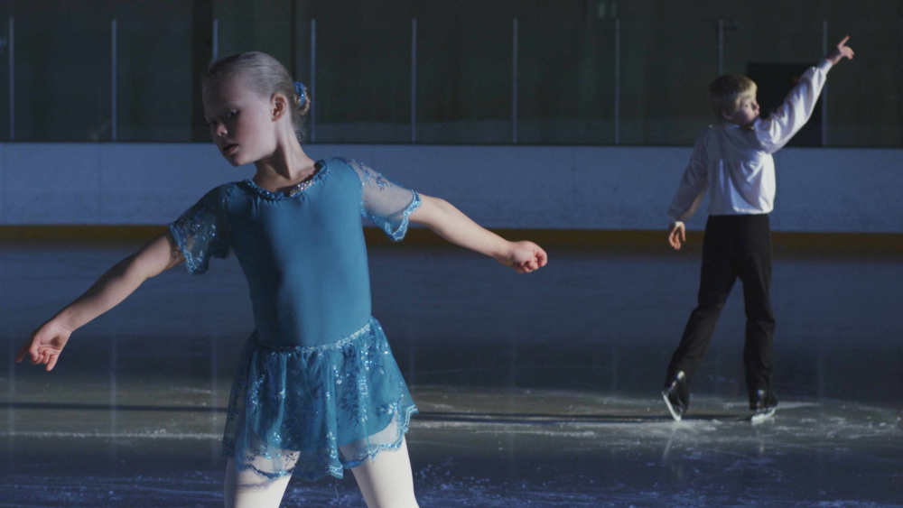 Das Ausstellungsprogramm wird durch weiterer künstlerische Videoarbeiten ergänzt, u. a. von Liz Magic Laser „Kiss and Cry“ (2015)