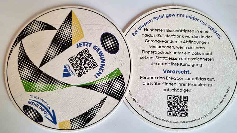 Die "Kampagne für saubere Kleidung verteilt zur EM diese Bierdeckel