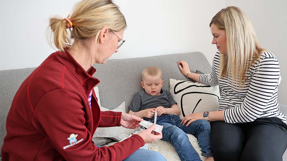 Henri (4) mit seiner Mutter und der Kinderkrankenschwester Inga Buchholz in der Wohnung der Familie