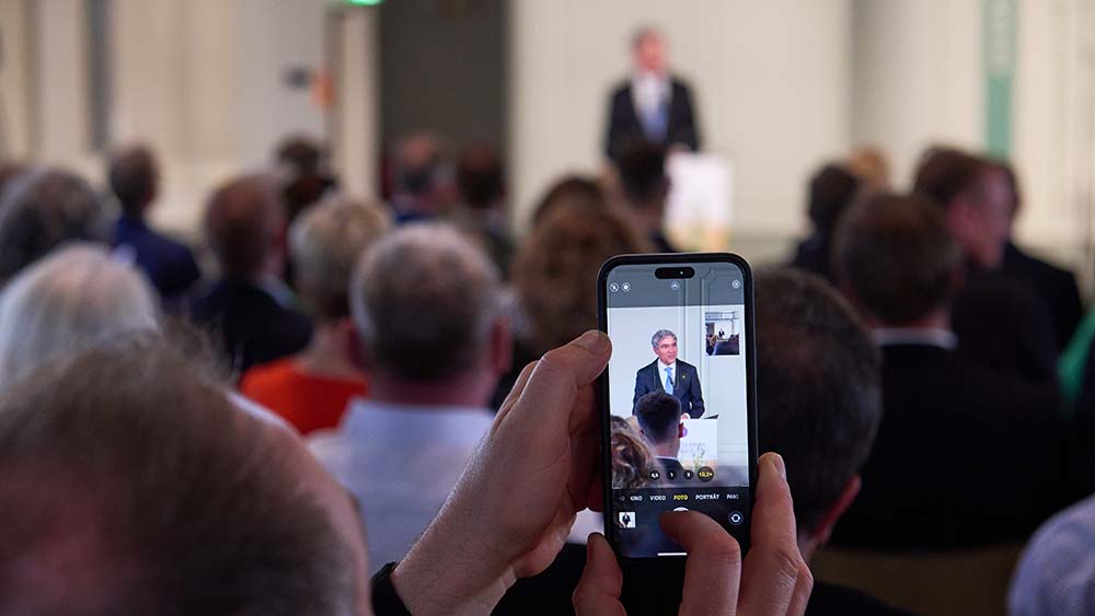 Und klick! Ein Besucher macht ein Foto von Stephan Harbarth, dem Präsidenten des Bundesverfassungsgerichts