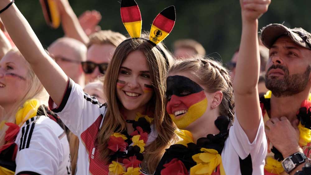 Zur Fußball-EM gehört für viele Fans ein Deutschland-Trikot. Doch oft wird es unter schlechten Bedingungen für die Näherinnen hergestellt