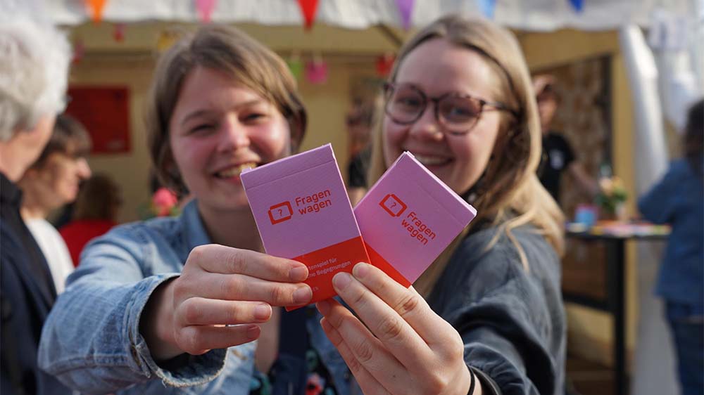 Esther Siefert und Laura Taufkirch hatten die Idee zum Kartenspiel "Fragen wagen"