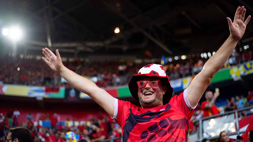 Dieser albanische Fan amüsiert sich prächtig beim Spiel seiner Mannschaft gegen Spanien in Düsseldorf