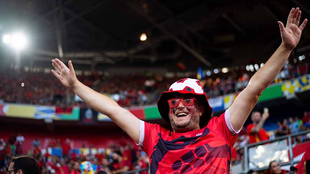 Dieser albanische Fan amüsiert sich prächtig beim Spiel seiner Mannschaft gegen Spanien in Düsseldorf