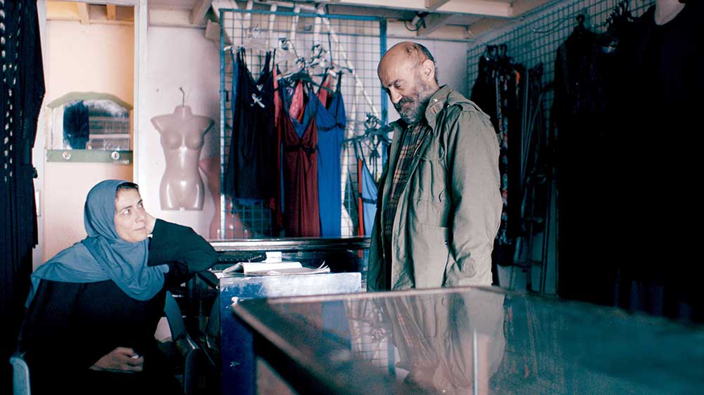 Issa (Salim Daw) nimmt all seinen Mut zusammen und stattet Siham (Hiam Abbass) einen Besuch in ihrer Schneiderei ab