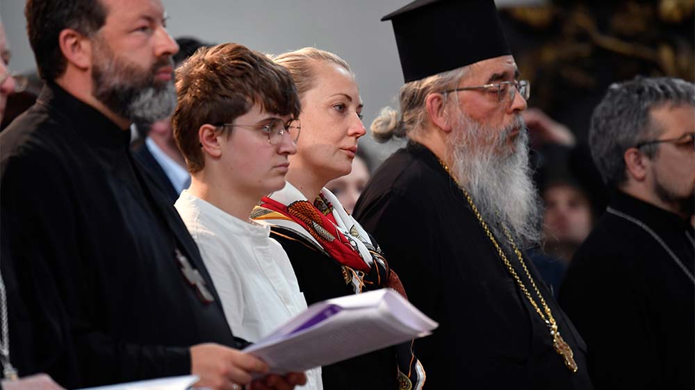 An dem Gottesdienst nehmen auch v.l.n.r. der orthodoxe Priester Andrei Kordochkin, die Präses der Synode der EKD, Anna-Nicole Heinrich, Nawalnys Ehefrau Julia Nawalnaja, und der Vorsitzende der Arbeitsgemeinschaft Christlicher Kirchen, Erzpriester Radu Constantin Miron, teil