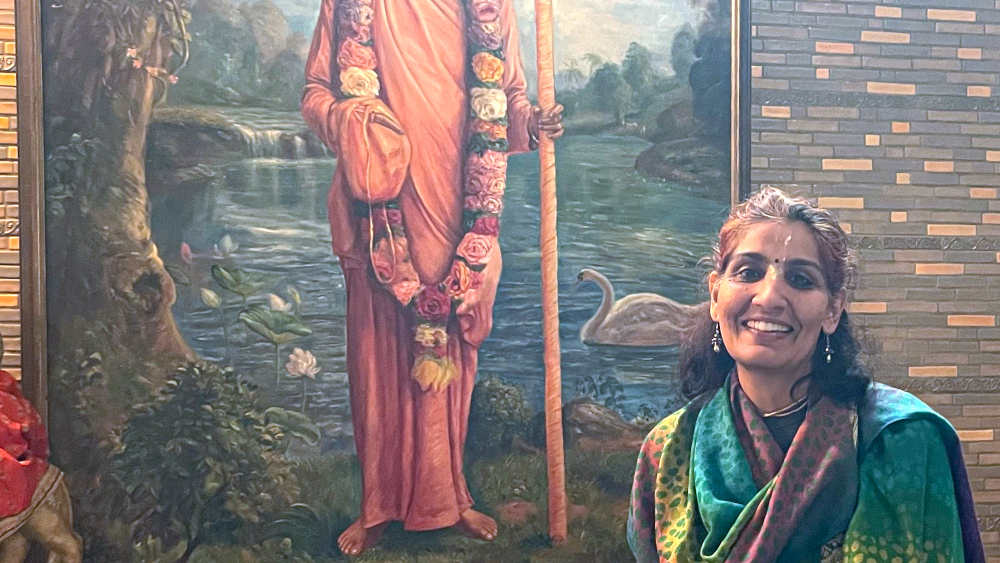 Ordensmitglied Palika Devi Dasi des ISKCON-Tempels in Detroit während einer Führung durch die Fisher-Villa