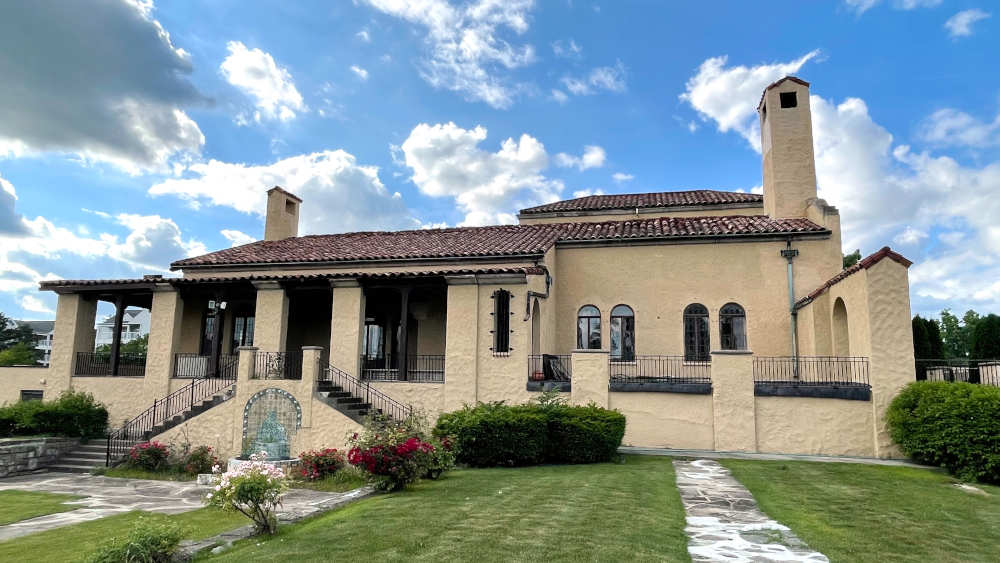 Der Hare-Krishna-Tempel in Detroit: Die Villa wurde 1927 von einem Pionier der Automobilindustrie gebaut, 1975 zog die Hare-Krishna-Bewegung um den Guru Srila Prabhupada ein und machte aus dem Anwesen einen Tempel