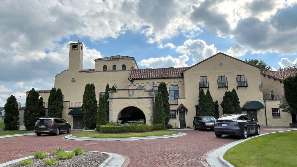 Die schöne Villenfassade hat an so manchen Stellen Risse, das Haus ist in die Jahre gekommen