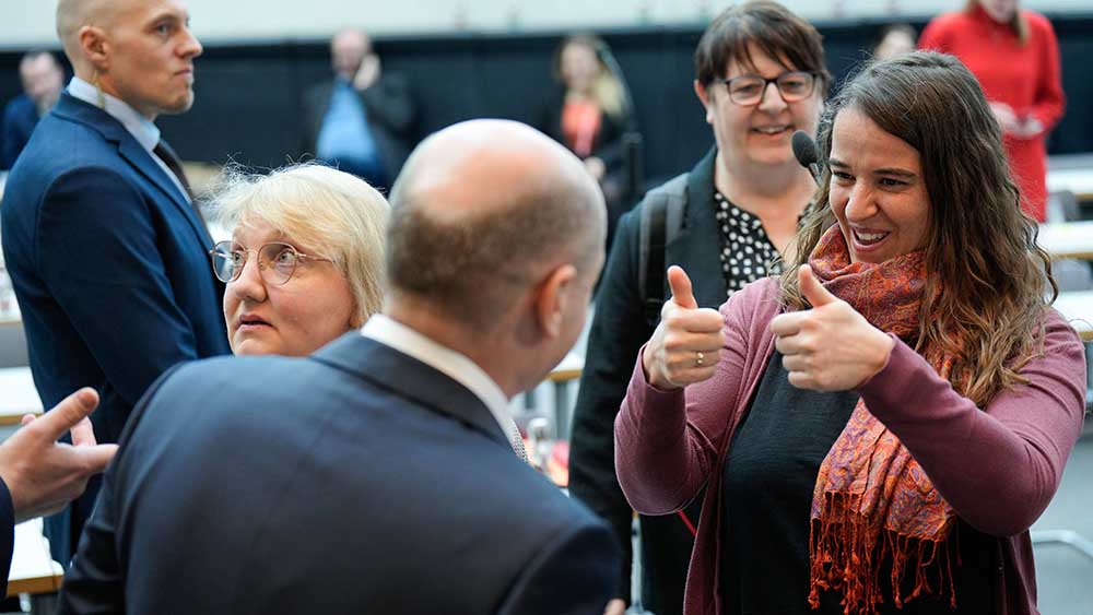 Heike Heubach (SPD) ist die erste taube Bundestagsabgeordnet und gibt Kanzler Scholz den Daumen nach oben
