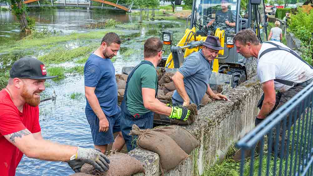 Gemeinsam packten die Menschen in Bayern nach der Flut im Juni an