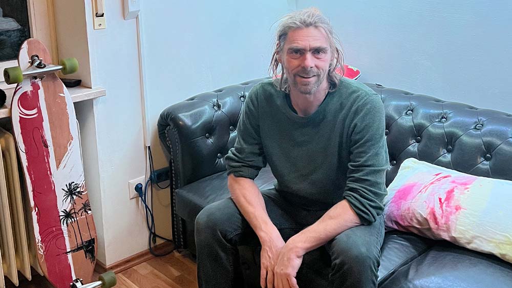 Gerald Hupfer in dem 11 Quadratmeter großen Zimmer das er für die Initiative "kindwärts" zur Verfügung stellt