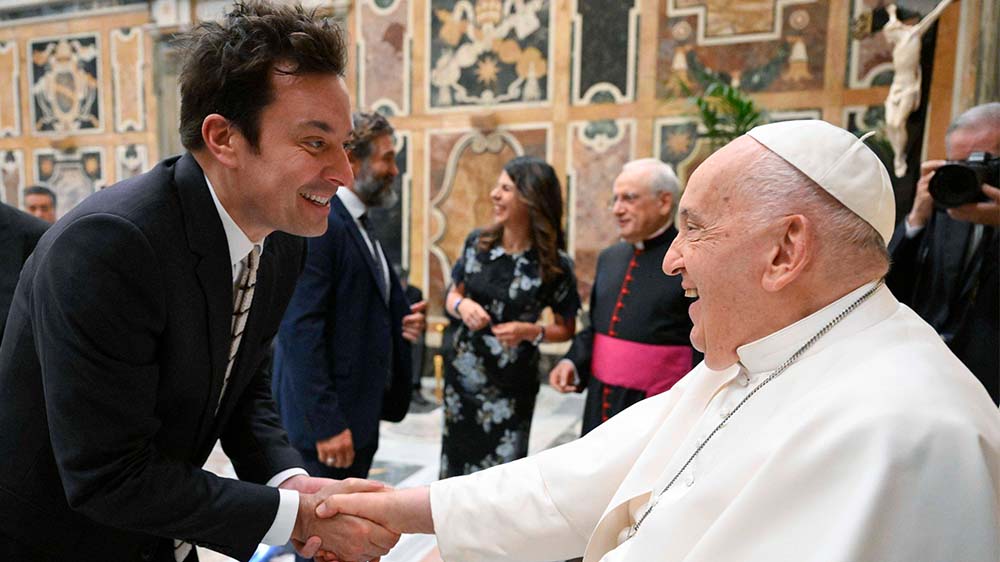 Ganz im Ernst: US-Comedian Jimmy Fallon schüttelt dem Papst die Hand