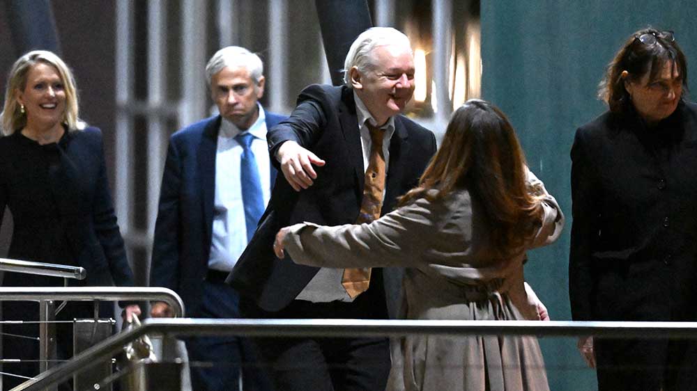 Julian Assange umarmt seine Frau Stella am Flughafen im australischen Canberra