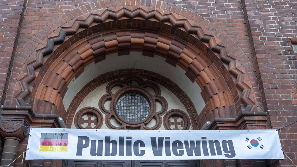 Geht auch in der Kirche: Public Viewing (Archivbild aus 2018)