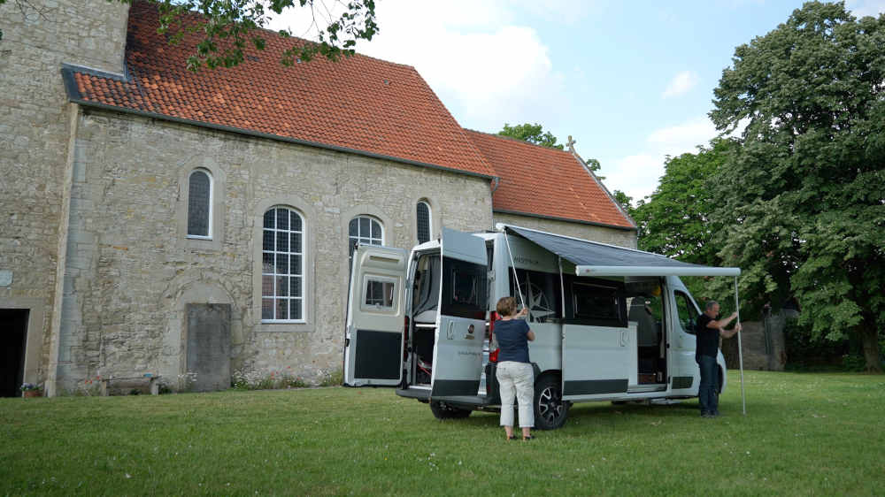 Image - Urlaub mal anders: Camping auf dem Kirchplatz
