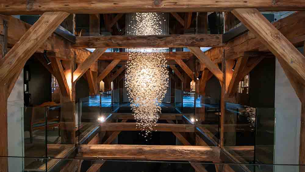 Über der Trauerhalle hängt eine sechs Meter hohe Lichtskulptur