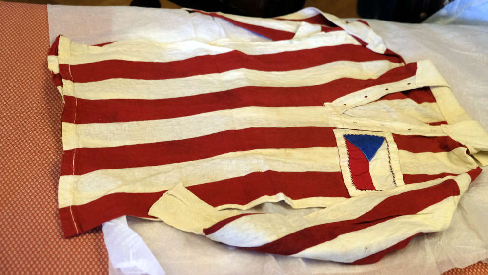 Rot-weiss gestreift ist das Trikot, auf der Brust die markante Flagge der Tschechoslowakei