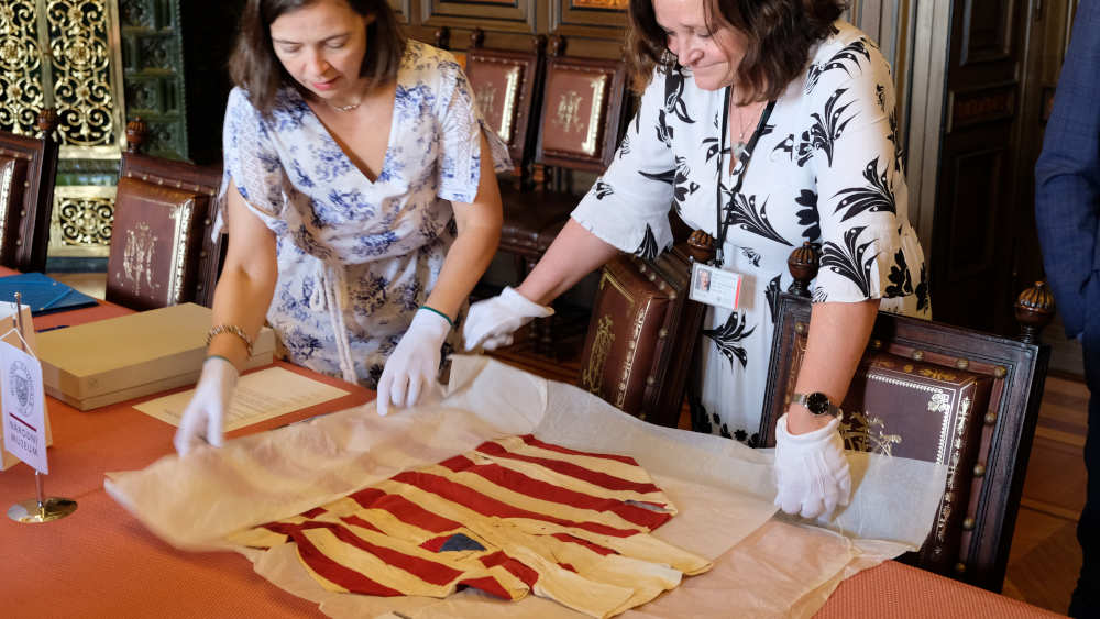 Mitarbeiterinnen des Prager Nationalmuseums beim Auspacken eines Trikots des ehemaligen tschechischen Fussballstars Pavel Mahrer, getragen bei den Olympischen Spiele 1924 in Prag, Tschechische Republik
