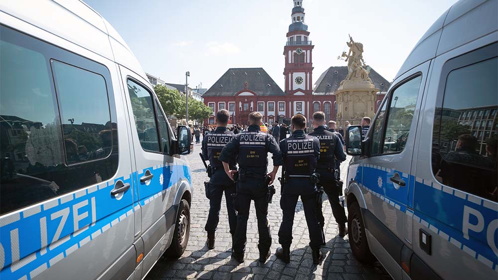 Polizeibeamte wachen über die Trauer um einen 29-jährigen Polizeibeamten, der nach einer Messerattacke in Mannheim gestorben ist