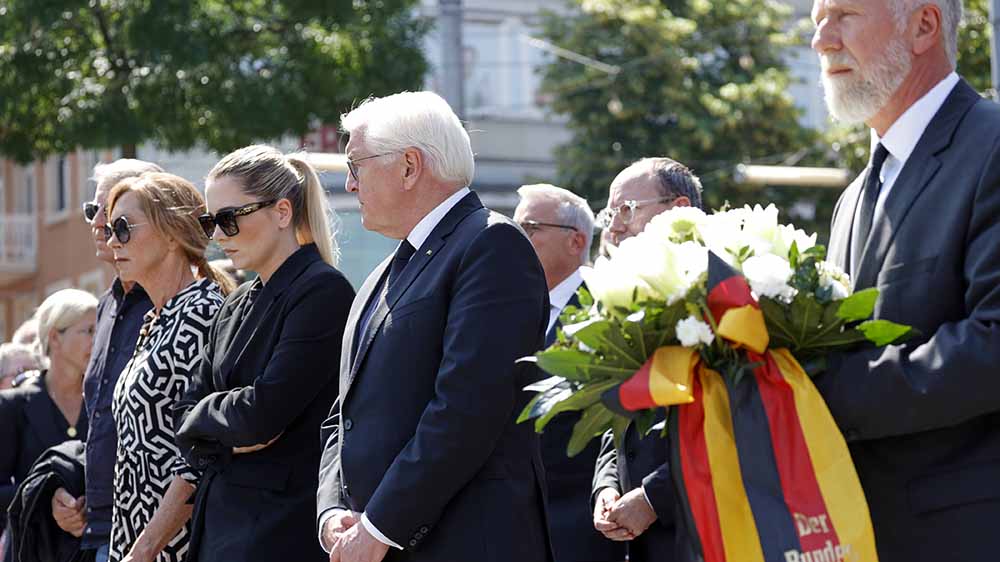 Bundespräsident Frank-Walter Steinmeier während der Gedenkminute für den getöteten Polizisten Rouven L.