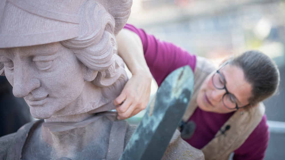 Die lebensgroße Figur des Heiligen Martin auf dem Mainzer Dom hat einen neuen Kopf erhalten