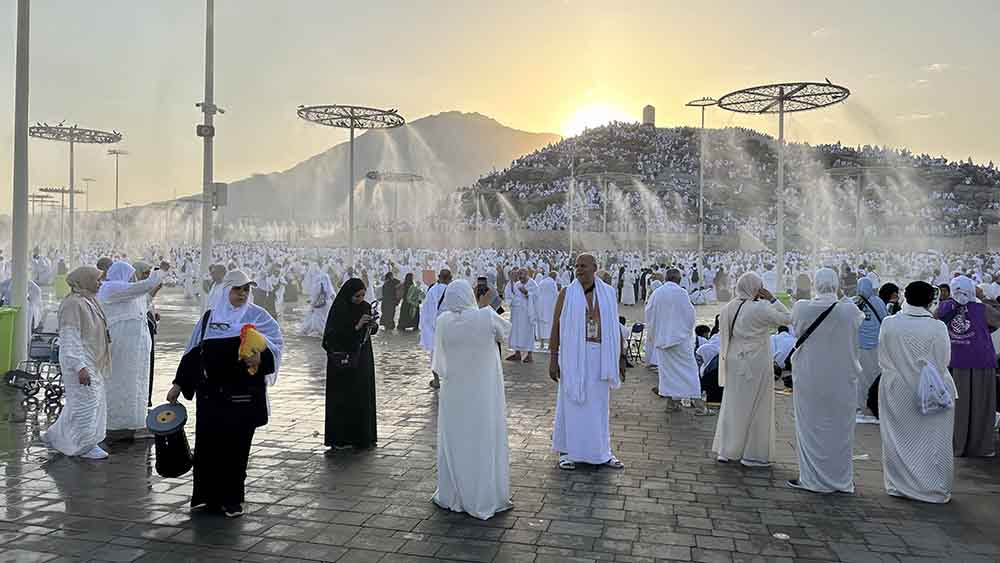 Für wenigstens etwas Abkühlung sorgten diese Duschen während der Wallfahrt nach Mekka