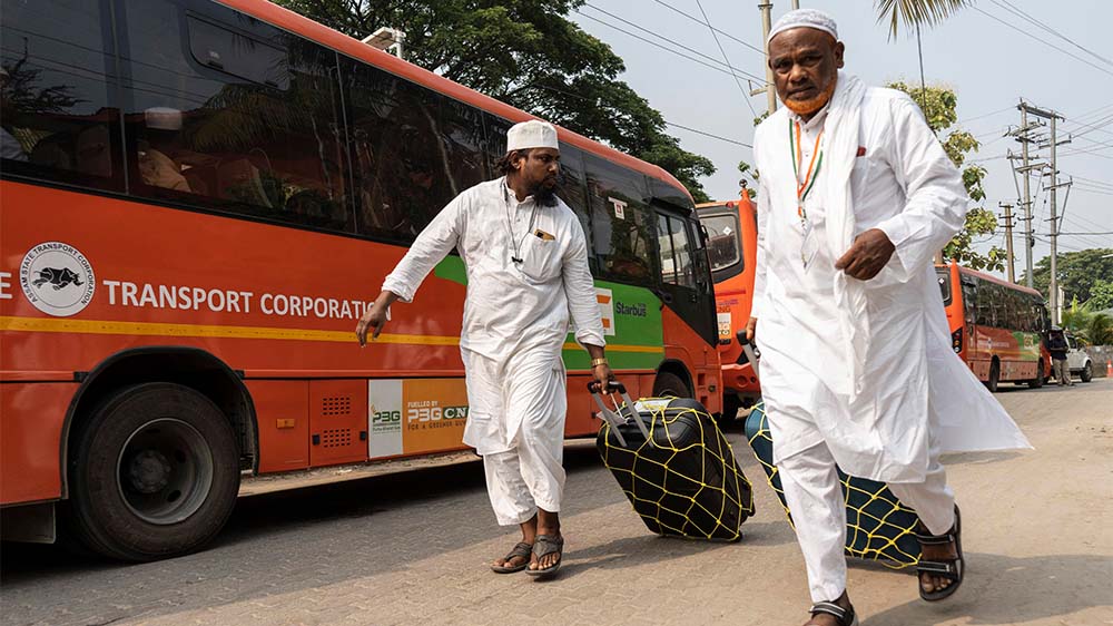 Hadsch Pilger in einem Bus auf dem Weg zum Flughafen nach Mekka in Indien (Archivbild)