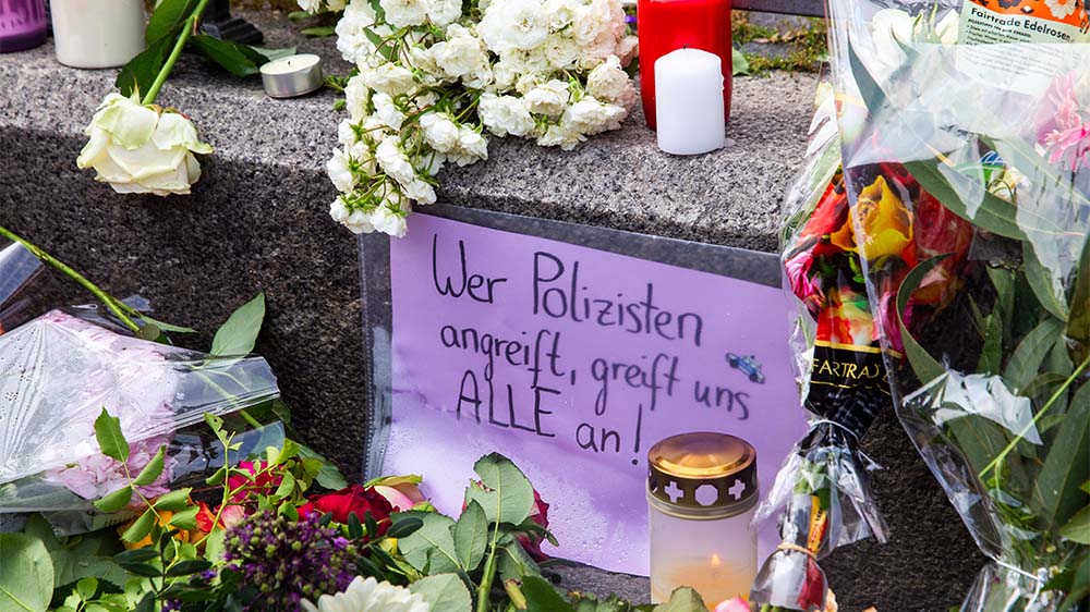 Blumenniederlegungen am Marktplatz. Auslöser war der Messerangriff zwei Tage zuvor auf den Islamkritiker Michael Stürzenberger