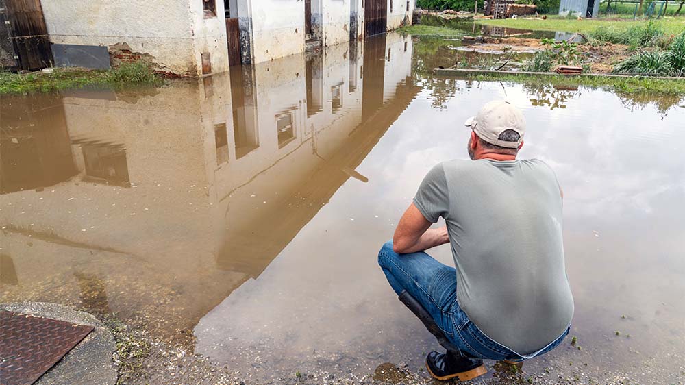 Menschen stehen vor dem Chaos: Überschwemmter Bauernhof in einem Ortsteil von Pfaffenhofen