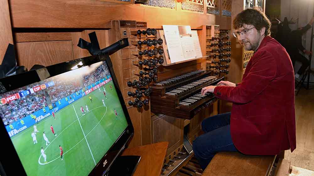 Image - Public Viewing mal anders: Organist interpretiert EM-Achtelfinale