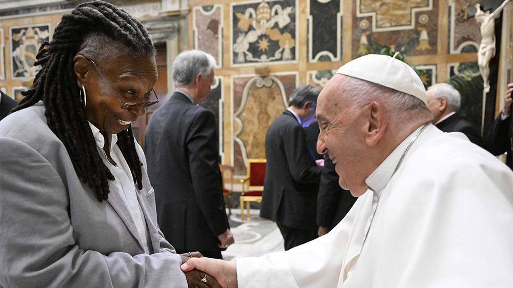 Die US-amerikanische Schauspielerin Whoopi Goldberg, bekannt aus "Sister Act", hat sich über den Besuch beim Papst gefreut