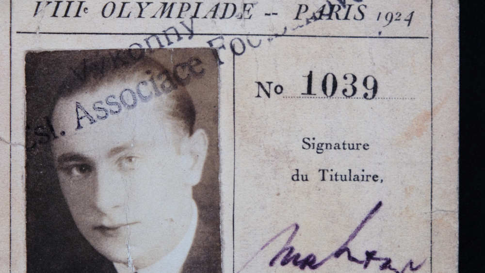 Historisches Foto des ehemaligen tschechischen Fussballstar Pavel Mahrer auf seinem Ausweis der Olympischen Spiele 1924, fotografiert im Nationalmuseum in Prag