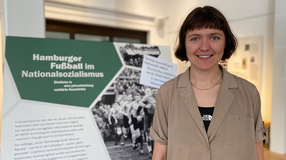 Paula Scholz betreut die Ausstellung „Hamburger Fußball im Nationalsozialismus“.