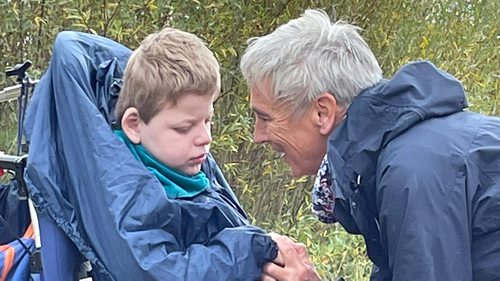 Christiane Hüppe mit ihrem Pflegesohn Jason.