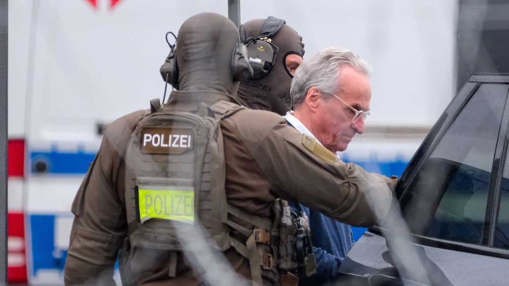 Der mutmaßlich "Reichsbürger" Prinz Reuß steht in Frankfurt vor Gericht