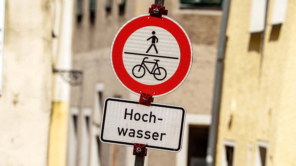 Ein Verkehrsschild in der Passauer Altstadt warnt die Menschen vor Hochwasser