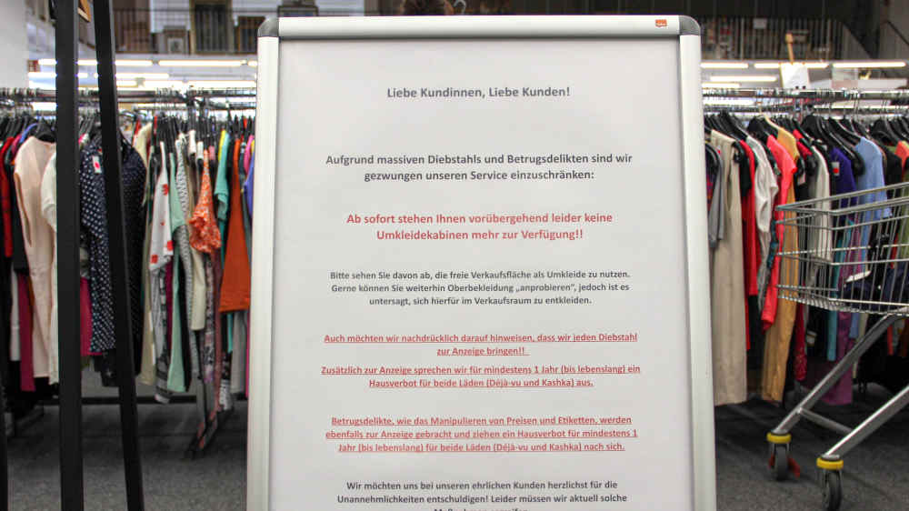 Hinweisschild für Kunden im Sozialkaufhaus des Diakonischen Werks in Karlsruhe