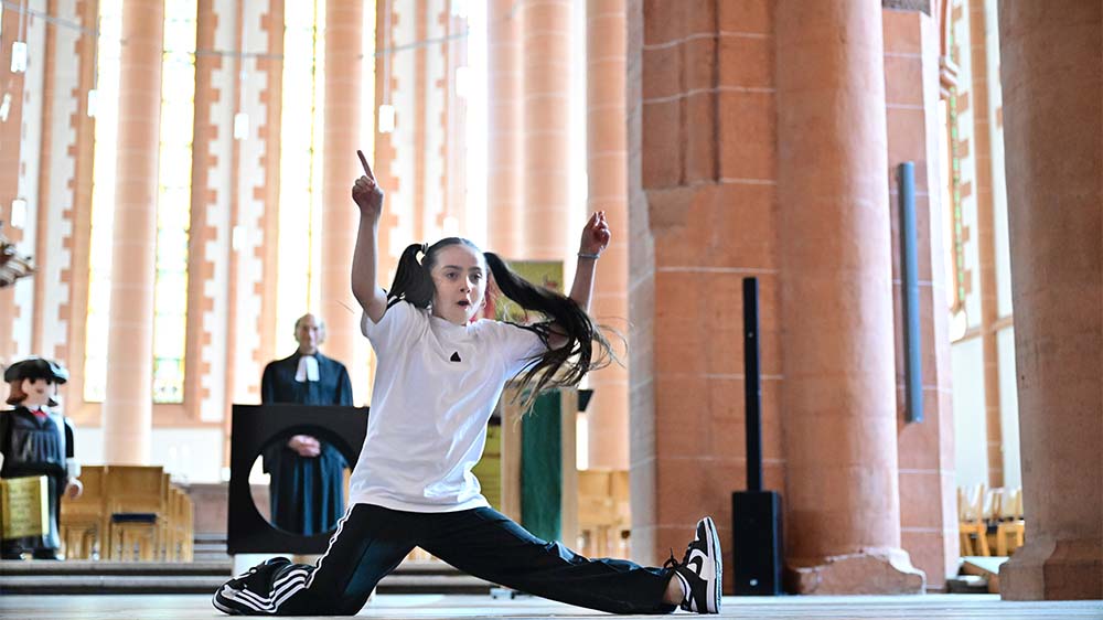 Bei einem Streetdance-Gottesdienst in Heidelberg hat der Pfarrer der Citykirche, Vincenzo Petracca (hinten), für mehr Kreativität in der Kirche plädiert